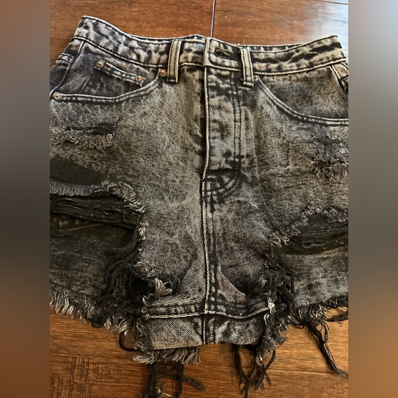 🌹SIGNATURE8 ~ Size Small ~ Black Distressed Jean Shorts - Picture 4 of 16
